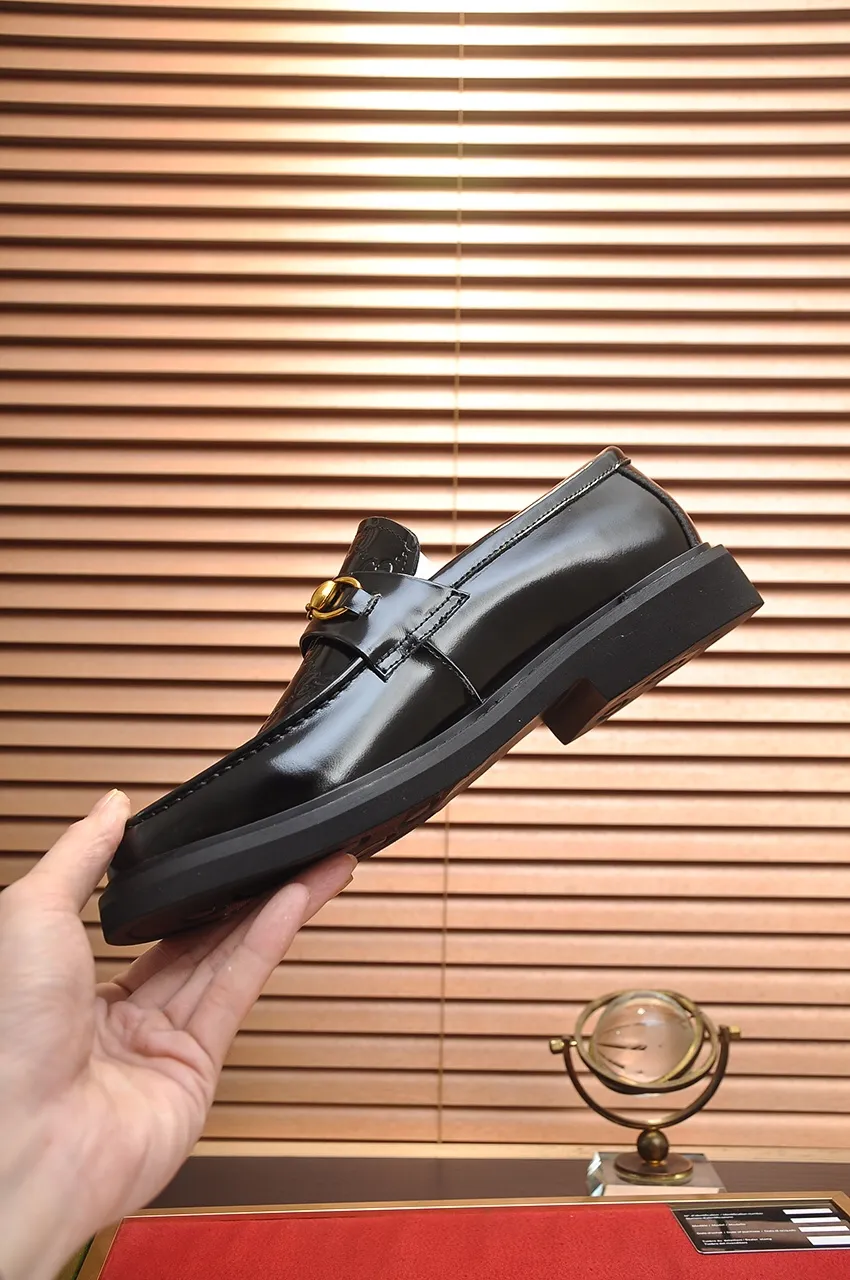 Men's shoes💰540💶Italy's top luxury men's shoe giant (GUCCI) (Gucci) (full cowhide lining) new arrival🍃Original European style🔰 Pleasant to the eye😍In order to make the shoes more durable and non-deformable🌀The production continues to follow traditional methods but there is still no lack of innovation💪Choose original sheepskin for the leather♻️ Smooth and natural And extra bright ⭐Made of imported cowhide, the first choice of rich people 38-45 (45 customized)